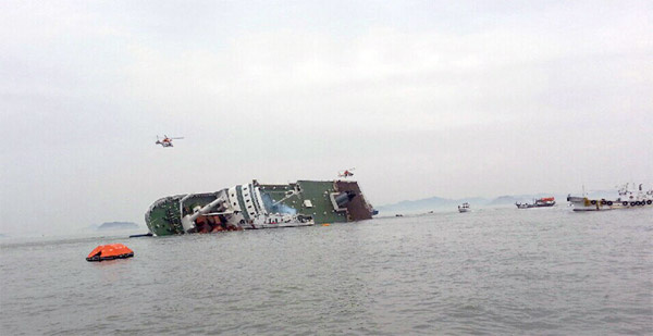 476 kişi taşıyan yolcu gemisi battı