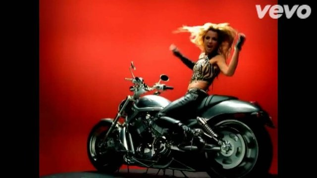 Hadise'nin son klibindeki sahneler çalıntı mı? -1-Hadise'nin yeni klibi 'Nerdesin Aşkım'ın' sahneleri çekildi.Habertürk'ün haberine göre,bazı sahnelerinin Britney Spears'in I Love Rock'n Roll, Beyonce'nin Baby Boy ve Beyonce’nin Single Ladies kliplerindeki sahnelere birebir benzemesi yeni bir tartışmayı beraberinde getirdi.


Britney Spears - I Love Rock'n Roll